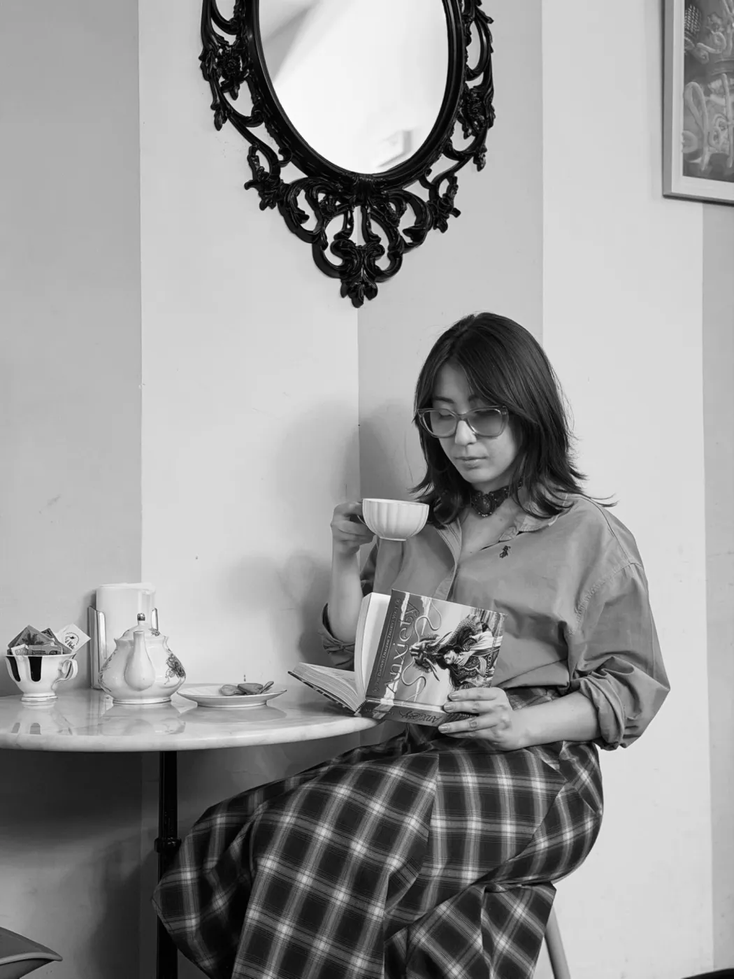 Valentina Orciuoli legge Anxiety davanti a un cappuccino